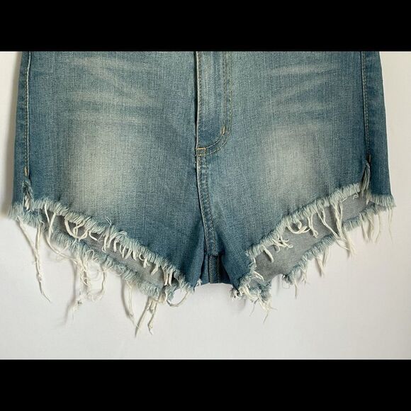 GJG Denim High Rise Frayed Shorts NWOT Size M - Picture 3 of 8